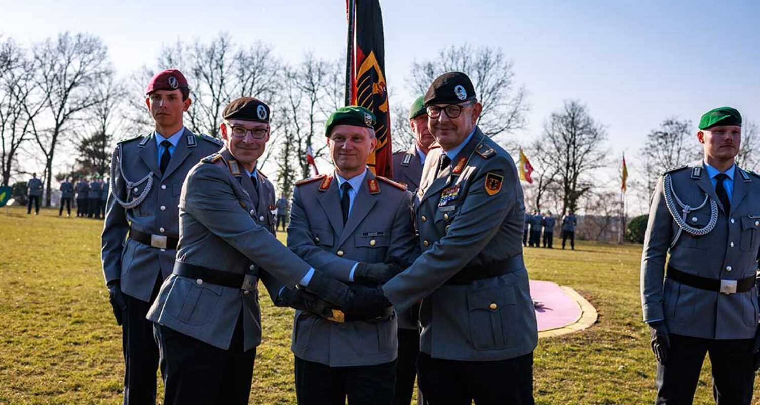 Oberst Tobias Aust, Generalmajor Alexander Krone, Kommandeur der 1. Panzerdivision, und Brigadegeneral Marco Eggert besiegeln per Handschlag die Übergabe des Kommandos über die Panzerbrigade 21. (Bundeswehr/André Vagedes)