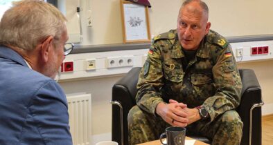 Generalmajor Jared Sembritzki, Kommandeur der DSK, im Gespräch mit Michael Horst, Chefredakteur des „Hardthöhenkurier“. (Foto ©Bw/Ingmar Hötschel)