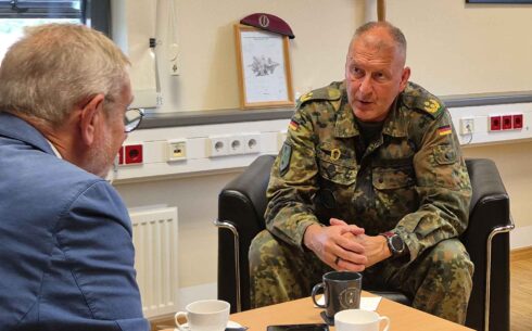 Generalmajor Jared Sembritzki, Kommandeur der DSK, im Gespräch mit Michael Horst, Chefredakteur des „Hardthöhenkurier“. (Foto ©Bw/Ingmar Hötschel)