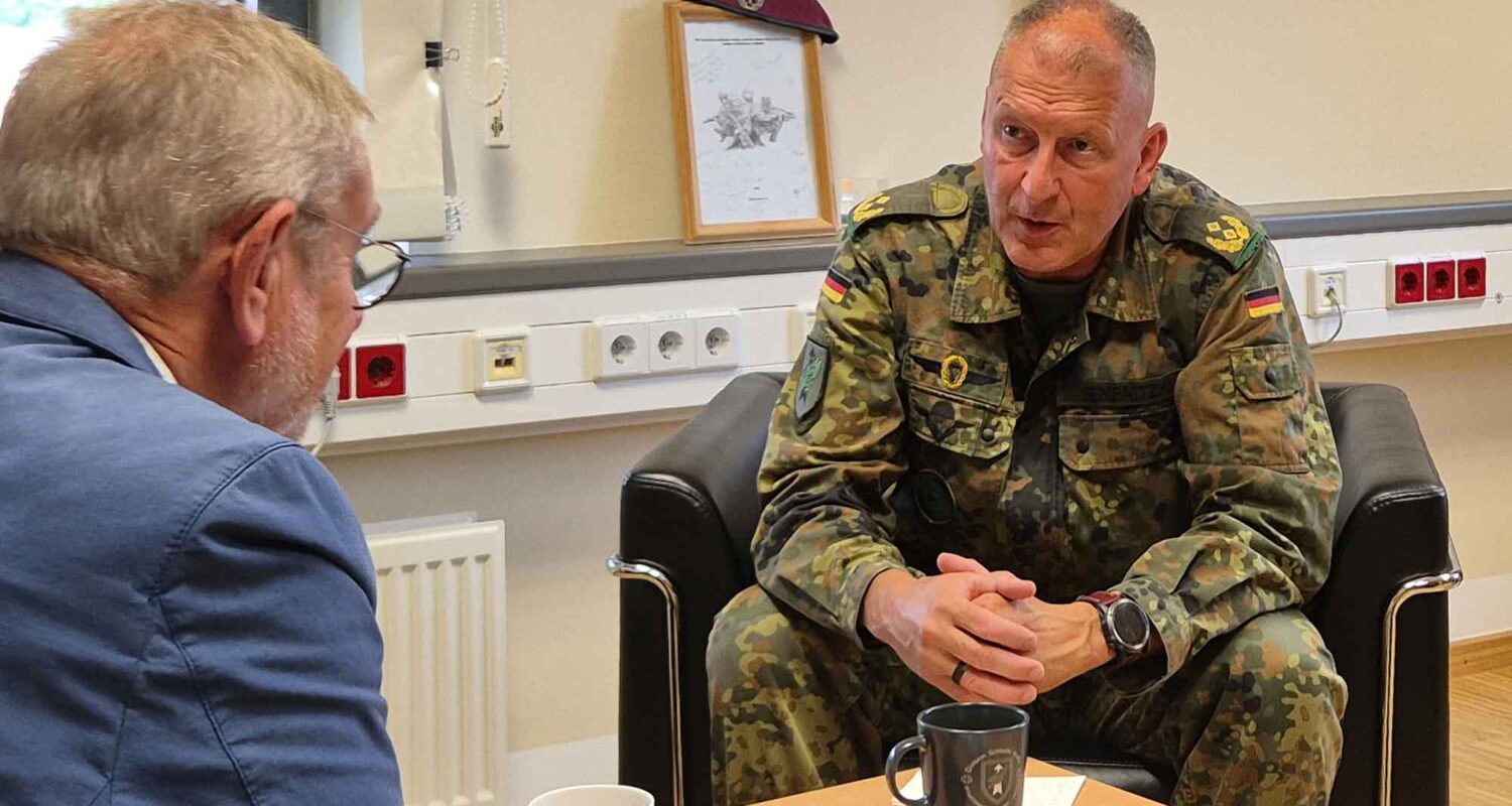 Generalmajor Jared Sembritzki, Kommandeur der DSK, im Gespräch mit Michael Horst, Chefredakteur des „Hardthöhenkurier“. (Foto ©Bw/Ingmar Hötschel)