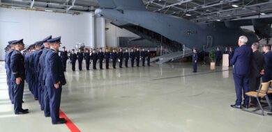 Der militärische Appell des LTG 62 fand – wie für die Luftfahrt passend – in einer Wartungshalle auf dem Fliegerhorst Wunstorf statt. (Foto Bw Simon Otte)