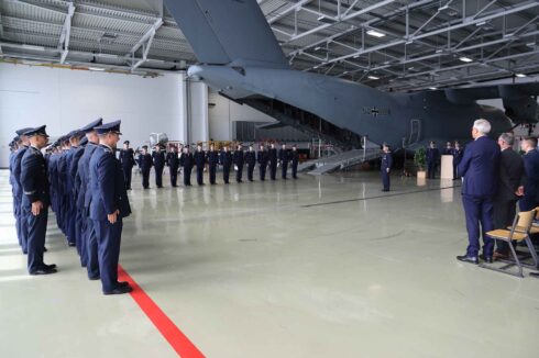 Der militärische Appell des LTG 62 fand – wie für die Luftfahrt passend – in einer Wartungshalle auf dem Fliegerhorst Wunstorf statt. (Foto Bw Simon Otte)