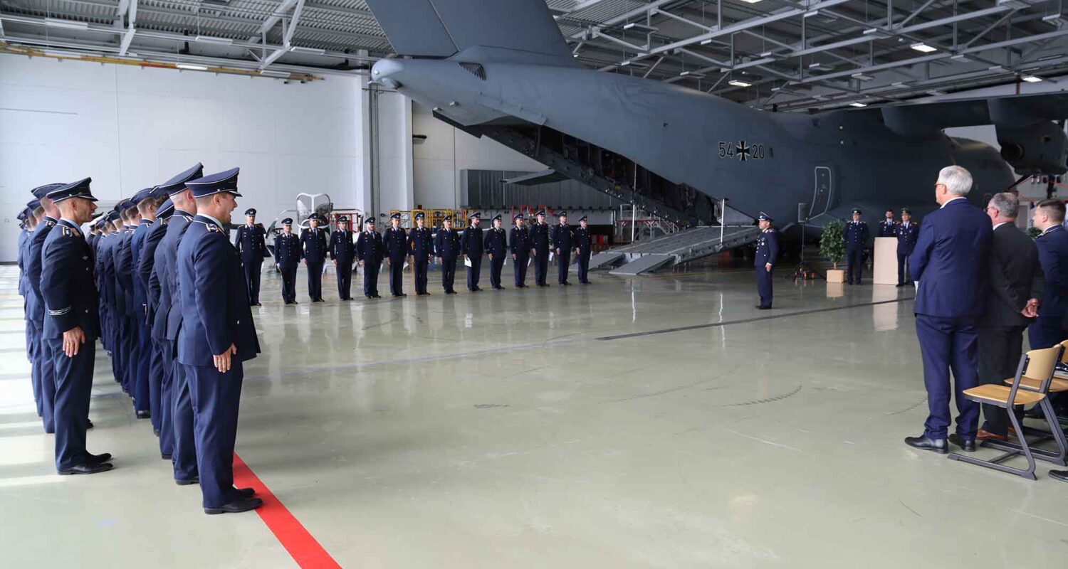 Der militärische Appell des LTG 62 fand – wie für die Luftfahrt passend – in einer Wartungshalle auf dem Fliegerhorst Wunstorf statt. (Foto Bw Simon Otte)