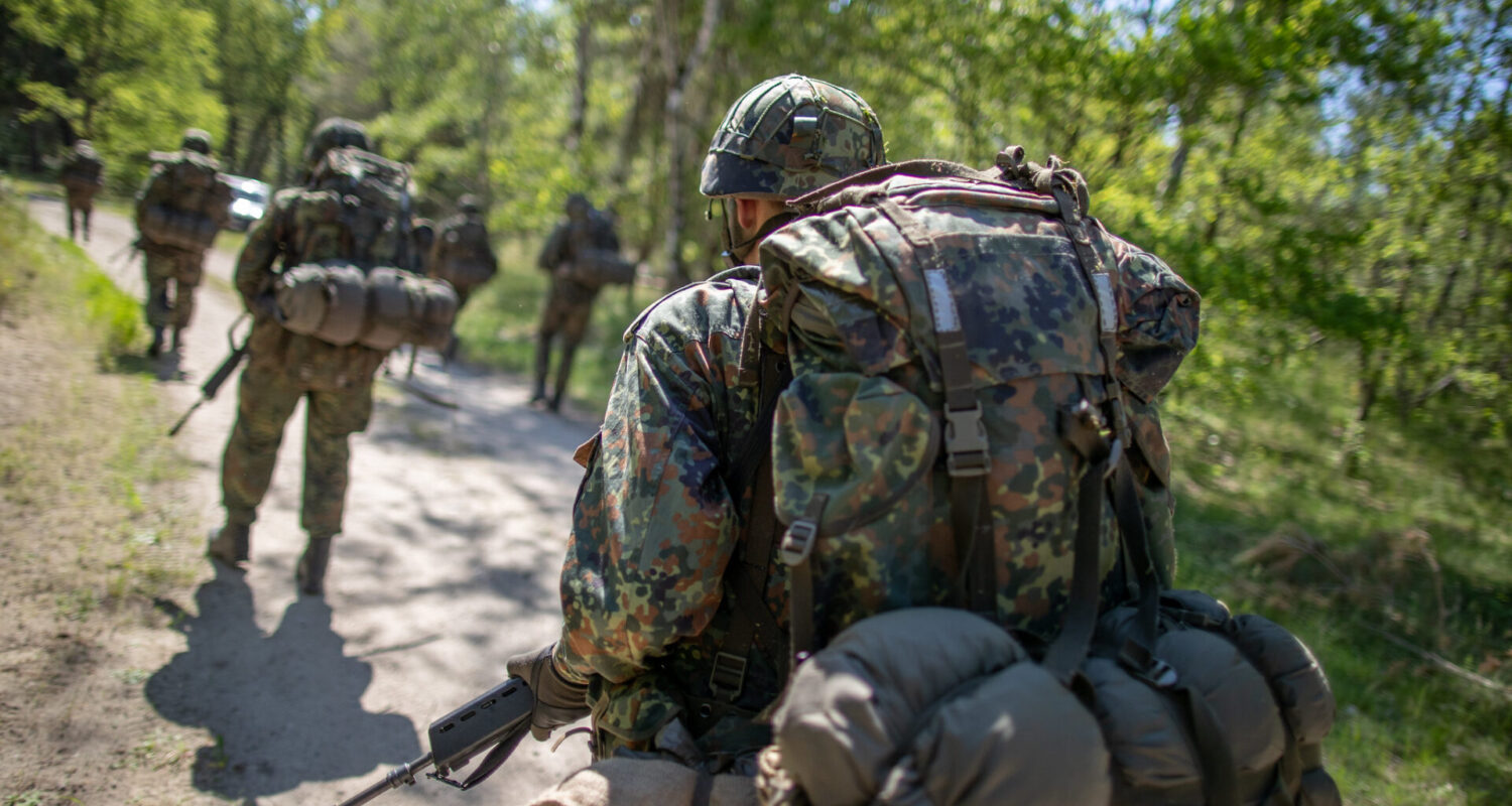 Rekruten marschieren während der Abschlussübung im Rahmen der Grundausbildung Freiwilliger Wehrdienst im Heimatschutz des Wachbataillons auf dem Truppenübungsplatz Döberitzer Heide