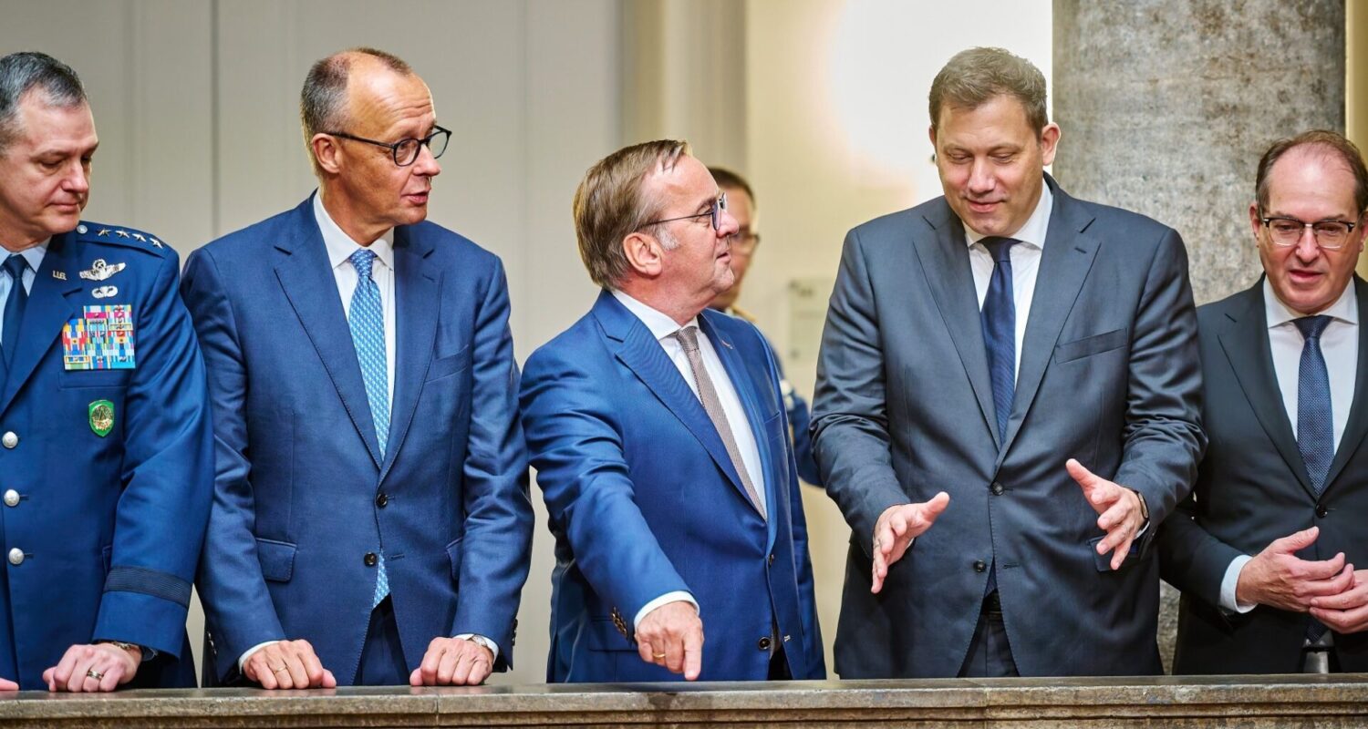 Wird die Befassung mit dem Gesetz zum Neuen Wehrdienst verschleppt, stünde Deutschland dumm da: NATO-Oberbefehlshaber General Alexus G. Grynkewich, Bundeskanzler Friedrich Merz, Verteidigungsminister Bois Pistorius und Finanzminister Lars Klingbeil (v. l.) diese Woche im Bendlerblock.