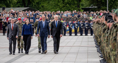 Mehr Bundeswehr für die NATO: Der Bundesminister der Verteidigung, Boris Pistorius, seine litauische Amtskollegin, Dovilė Šakalienė, Bundeskanzler Friedrich Merz und der Präsident der Republik Litauen, Gitanas Nausėda (v. l.) beim Aufstellungappell der Panzerbrigade 45 in Vilnius/Litauen.