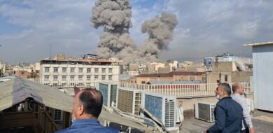 Nach gemeldeten israelisch-amerikanischen Angriffen steigt Rauch über der iranischen Hauptstadt Teheran auf.