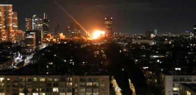 Einschlag einer Rakete in Tel Aviv in der Nacht zum Mittwoch, 4. März. (Foto: picture alliance/zumapress.com/Abbas Hassan)