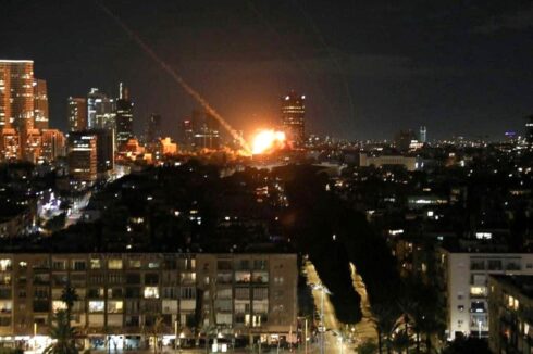 Einschlag einer Rakete in Tel Aviv in der Nacht zum Mittwoch, 4. März. (Foto: picture alliance/zumapress.com/Abbas Hassan)