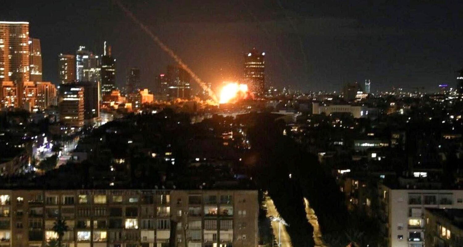 Einschlag einer Rakete in Tel Aviv in der Nacht zum Mittwoch, 4. März. (Foto: picture alliance/zumapress.com/Abbas Hassan)