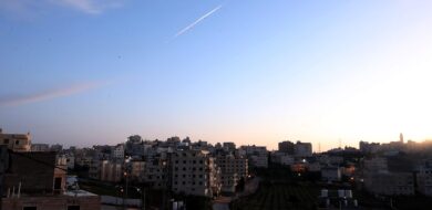 Eine im Zuge des Irankriegs aus dem Jemen auf Israel abgefeuerte Rakete über dem Westjordanland am heutigen Samstagmorgen.