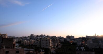 Eine im Zuge des Irankriegs aus dem Jemen auf Israel abgefeuerte Rakete über dem Westjordanland am heutigen Samstagmorgen.