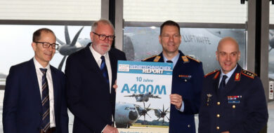 Foto © Bw/Böhnke Feierliche Übergabe des Sonderheftes „10 Jahre A400M in der Luftwaffe“