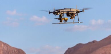 Das fliegende Maschinengewehrsystem Fire Storm 250 aus der Drohne IAI APUS 60 und der Waffenstation SIG Sauer Microlight mit MG M250 im Kaliber 6,8 x 51 mm.