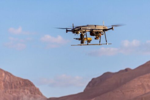 Das fliegende Maschinengewehrsystem Fire Storm 250 aus der Drohne IAI APUS 60 und der Waffenstation SIG Sauer Microlight mit MG M250 im Kaliber 6,8 x 51 mm.