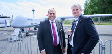Stefan Axel Boes vom Hardthöhenkurier (r.) im Gespräch mit Moshe Levy auf der internationalen Luftfahrtausstellung ILA Berlin. (Foto: Annette Riedl)