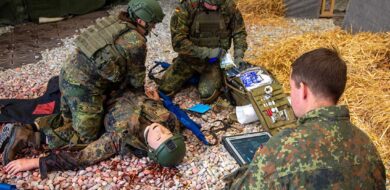 Training Tactical Combat Casualty Care in der 4. Inspektion der Sanitätsakademie der Bundeswehr im Rahmen der Ausbildung zum Rettungssanitäter. (Foto © Bernd Andres)