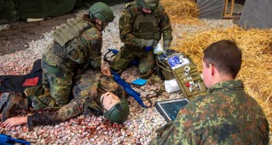 Training Tactical Combat Casualty Care in der 4. Inspektion der Sanitätsakademie der Bundeswehr im Rahmen der Ausbildung zum Rettungssanitäter. (Foto © Bernd Andres)