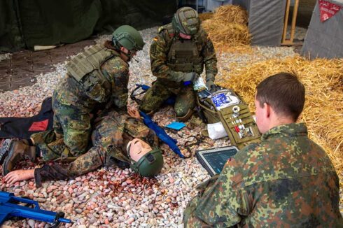 Training Tactical Combat Casualty Care in der 4. Inspektion der Sanitätsakademie der Bundeswehr im Rahmen der Ausbildung zum Rettungssanitäter. (Foto © Bernd Andres)