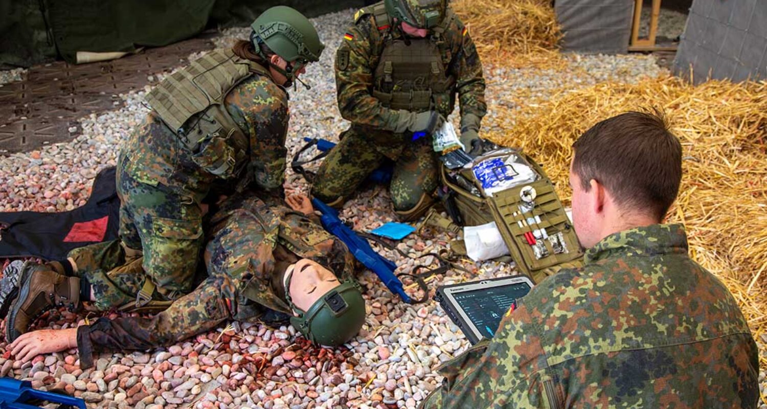 Training Tactical Combat Casualty Care in der 4. Inspektion der Sanitätsakademie der Bundeswehr im Rahmen der Ausbildung zum Rettungssanitäter. (Foto © Bernd Andres)
