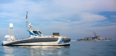 Eine SEAGULL der zweiten Generation während der Übung Digital Horizon im Golf von Bahrain. Im Hintergrund das Patrouillenboot „USS Monsoon“ der US Navy (Foto © Elbit Systems Deutschland)