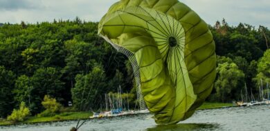 Abb1_Fallschirmspringer_landen_im_Edersee_002.jpg