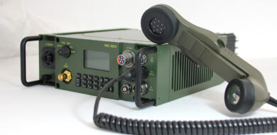  Das HRU 9000 von Elbit Systems Deutschland konnte bei Tests im US-amerikanischen Joint Interoperability Test Command als einziges Gerät eine vollständige Interoperativität nach STANAG 4591 (Digitale Sprache) nachweisen. (Foto © Elbit Systems Deutschland)