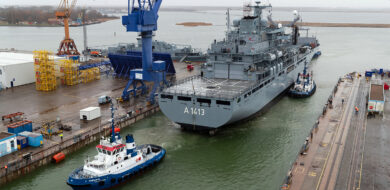 Hafenschlepper ziehen den Einsatzgruppenversorger „Bonn“ ins Dock im Marinearsenal Warnowwerft in Rostock-Warnemünde (Foto © Bw/Jaquelin Mohit)
