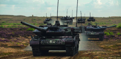 Der Leopard 2 A7 im Manöver: Die Komponenten von VINCORION sorgen
dafür, dass der Panzer zielgenau trifft und genügend elektrische Energie
zur Verfügung steht. (Foto: Adobe Stock / Mike Maureen)