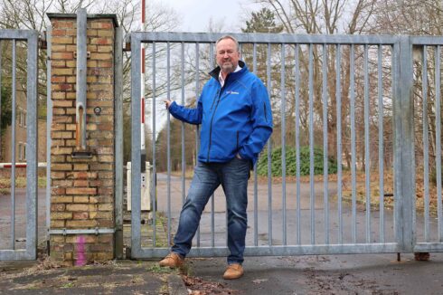 Die Kasernentore sollen sich wieder öffnen: Cuxhavens Oberbürgermeister Uwe Santjer hofft auf eine Rückkehr der Bundeswehr nach Altenwalde. (Foto: Stadt Cuxhaven)