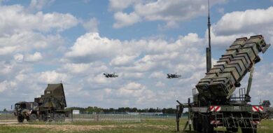 Ein Flugabwehrraketensystem Patriot  wird in Rzeszów/Polen von zwei Tornado-Kampfflugzeugen überflogen. (Foto © Bw/Cora Mohrdieck)