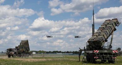 Ein Flugabwehrraketensystem Patriot  wird in Rzeszów/Polen von zwei Tornado-Kampfflugzeugen überflogen. (Foto © Bw/Cora Mohrdieck)