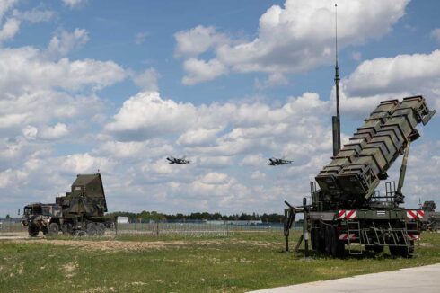 Ein Flugabwehrraketensystem Patriot  wird in Rzeszów/Polen von zwei Tornado-Kampfflugzeugen überflogen. (Foto © Bw/Cora Mohrdieck)