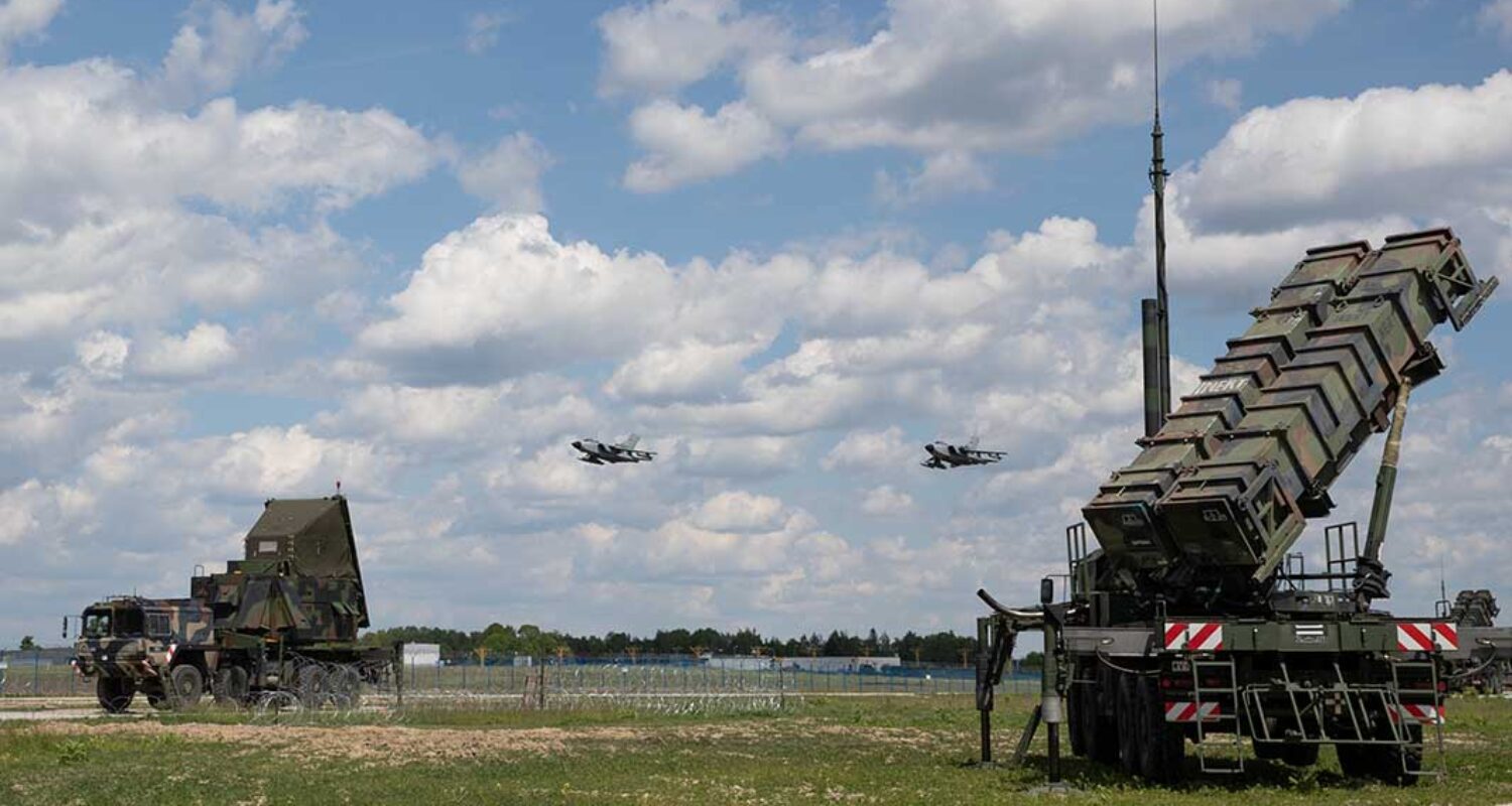 Ein Flugabwehrraketensystem Patriot  wird in Rzeszów/Polen von zwei Tornado-Kampfflugzeugen überflogen. (Foto © Bw/Cora Mohrdieck)