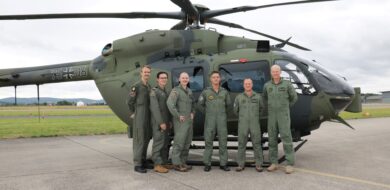 Stolz auf den Beginn der Ausbildung auf dem H145M: (v. l.) Lehrgangsteilnehmer aus den drei Nationen und ihr Hörsaalleiter Major Willem zusammen mit Brigadegeneral Volker Bauersachs und Oberst Thomas Nikolai.