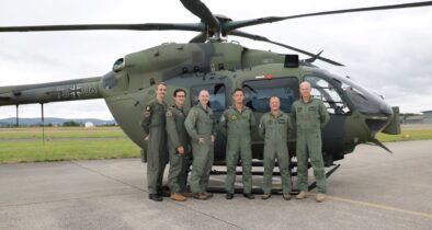 Stolz auf den Beginn der Ausbildung auf dem H145M: (v. l.) Lehrgangsteilnehmer aus den drei Nationen und ihr Hörsaalleiter Major Willem zusammen mit Brigadegeneral Volker Bauersachs und Oberst Thomas Nikolai.