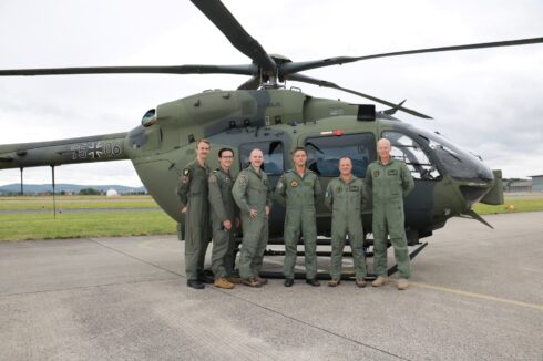Stolz auf den Beginn der Ausbildung auf dem H145M: (v. l.) Lehrgangsteilnehmer aus den drei Nationen und ihr Hörsaalleiter Major Willem zusammen mit Brigadegeneral Volker Bauersachs und Oberst Thomas Nikolai.