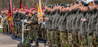 Binational in der Grundgliederung: Im April 2023 wurde die niederländische 13. Lichte Brigade der 10. Panzerdivision im Rahmen eines Appells in Veitshöchheim offiziell unterstellt.   (Foto © Bw/Mario Bähr)