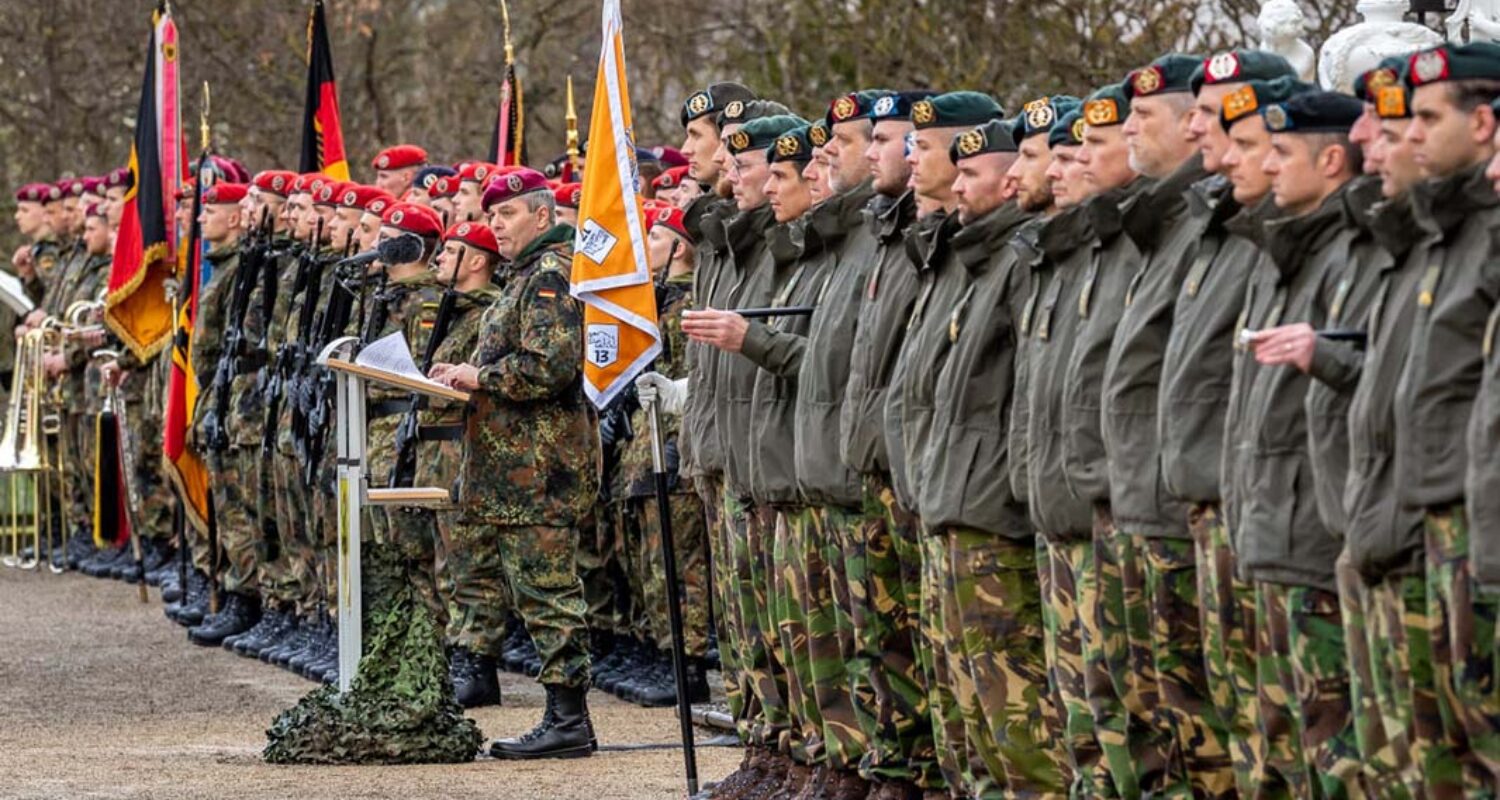 Binational in der Grundgliederung: Im April 2023 wurde die niederländische 13. Lichte Brigade der 10. Panzerdivision im Rahmen eines Appells in Veitshöchheim offiziell unterstellt.   (Foto © Bw/Mario Bähr)