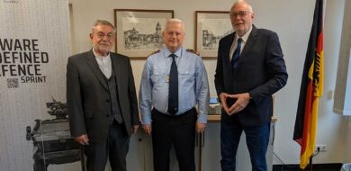 Generalleutnant Michael Vetter stellte sich den Fragen von Michael Horst (li.) und Burghard Lindhorst. (Foto: © BMVg)