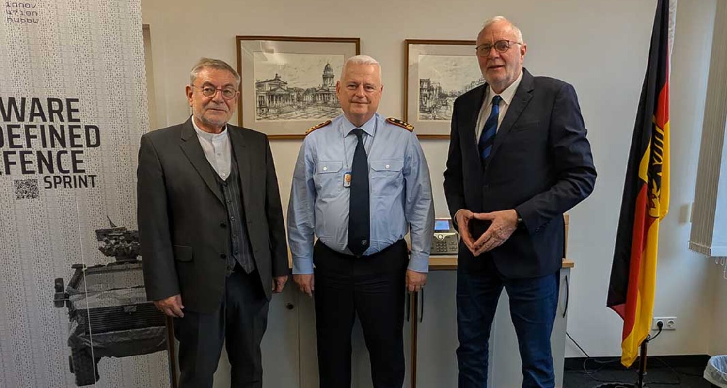 Generalleutnant Michael Vetter stellte sich den Fragen von Michael Horst (li.) und Burghard Lindhorst. (Foto: © BMVg)