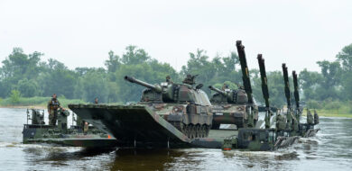 Amphibie M3 des schweren Pionierbataillons 901 beim Übersetzen von zwei Panzerhaubitzen 2000 über die Elbe.  (Foto © Bw/Schulze)