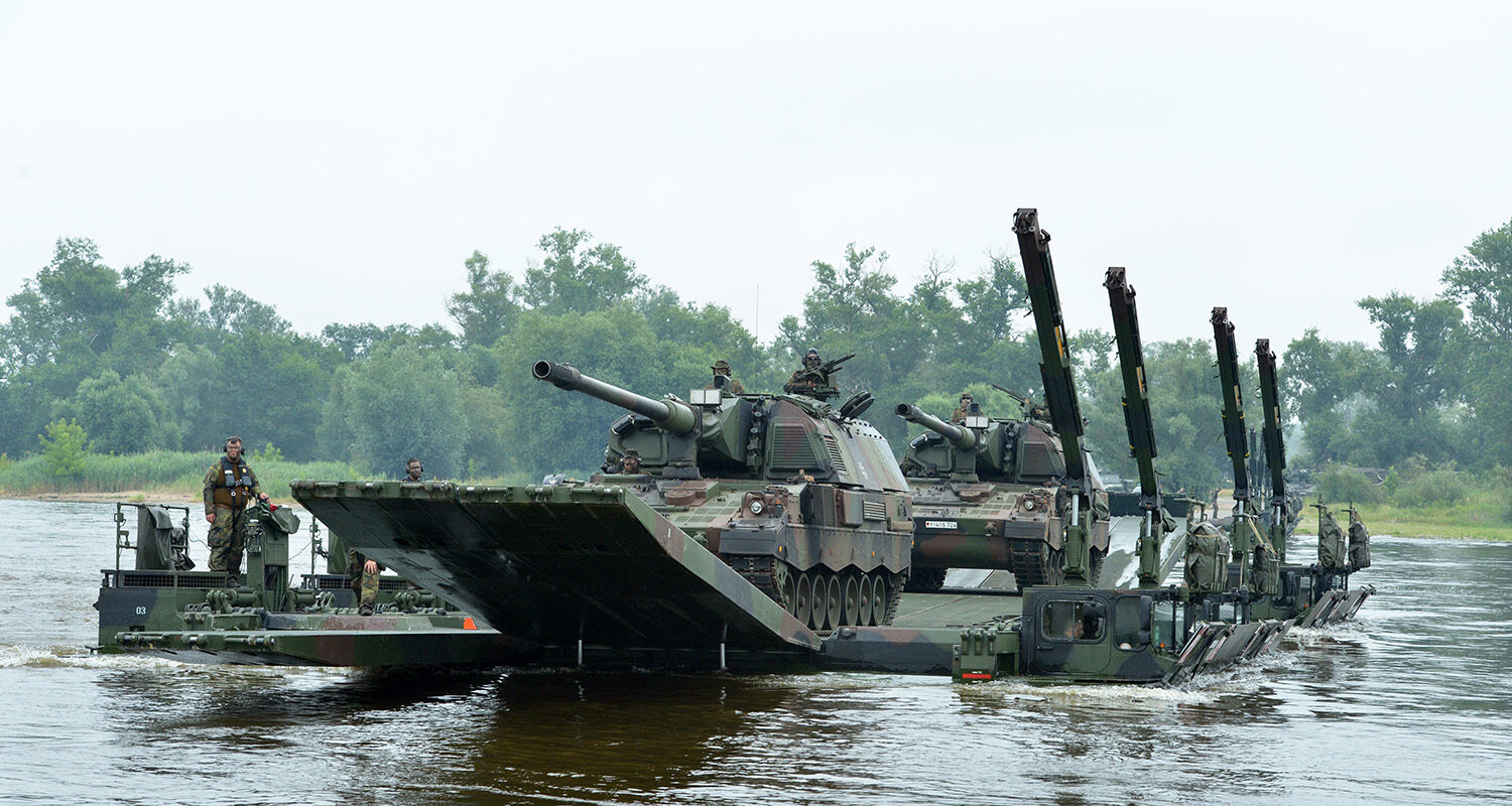 Amphibie M3 des schweren Pionierbataillons 901 beim Übersetzen von zwei Panzerhaubitzen 2000 über die Elbe.  (Foto © Bw/Schulze)