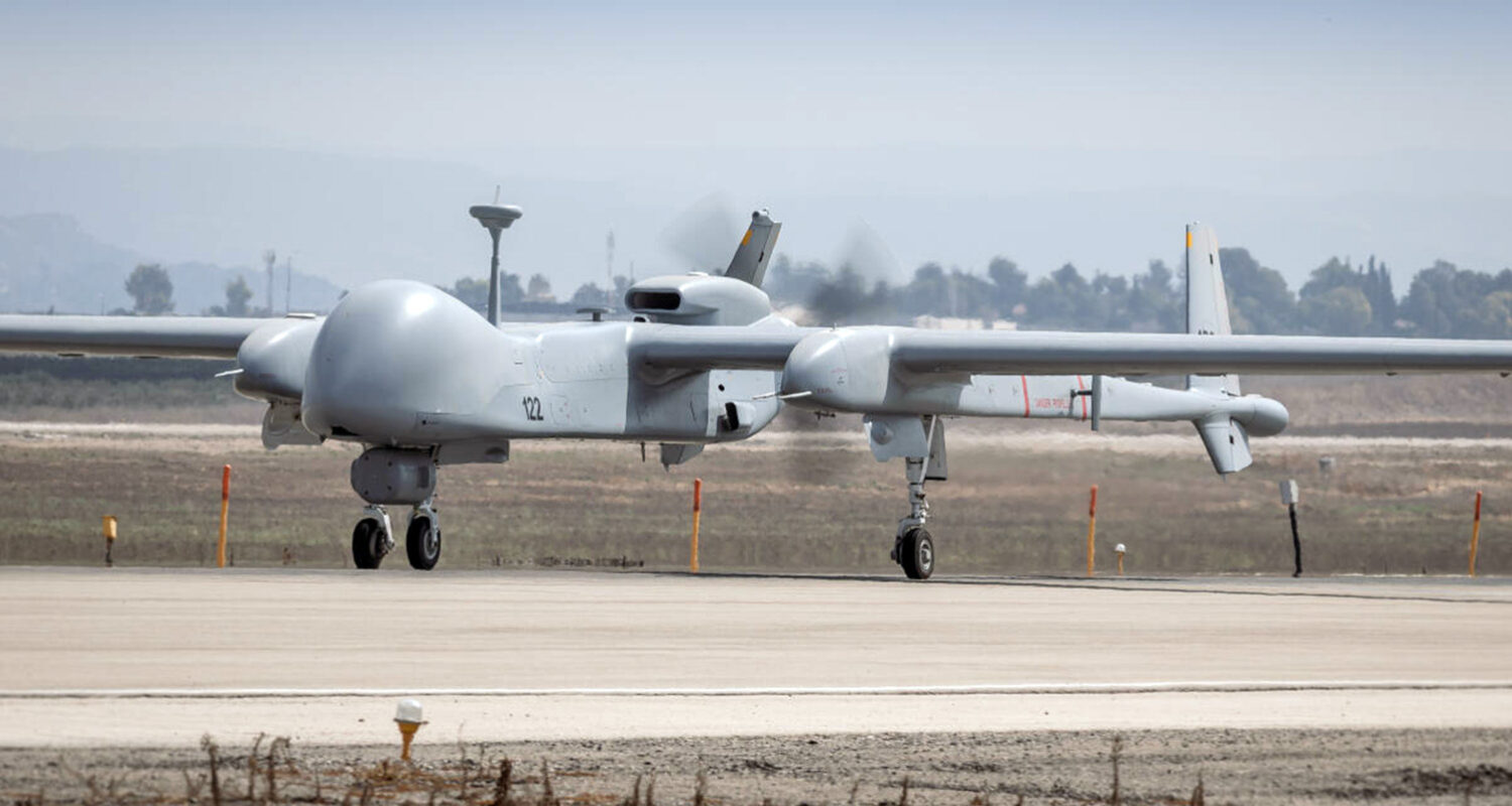 Eine Aufklärungsdrohne Heron TP startet auf der Air Force Base Tel Nof/Israel  (Foto:Bw/Bärwald)