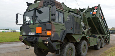 Lkw 15 t mil gl MULTI beim Absetzen eines Kraftstoff-Tankcontainers. (Foto © Bw/Carl Schulze)