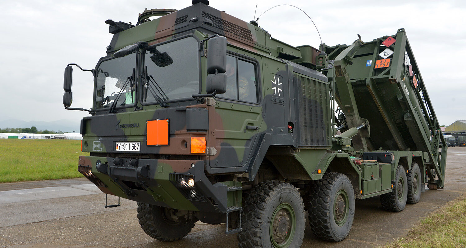 Lkw 15 t mil gl MULTI beim Absetzen eines Kraftstoff-Tankcontainers. (Foto © Bw/Carl Schulze)
