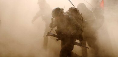 Nebel der Ungewissheit: Soldaten des Gebirgsjägerbataillons 233 auf dem Truppenübungsplatz Lehnin. (©Bw/Sebastian Krämer)