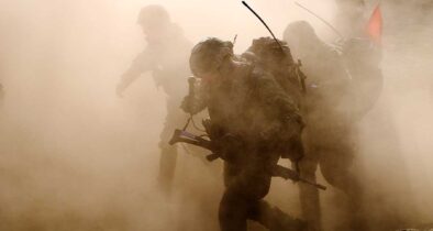 Nebel der Ungewissheit: Soldaten des Gebirgsjägerbataillons 233 auf dem Truppenübungsplatz Lehnin. (©Bw/Sebastian Krämer)