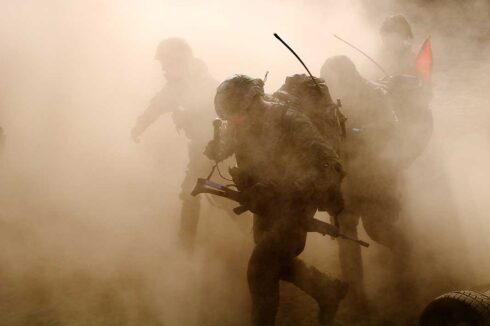 Nebel der Ungewissheit: Soldaten des Gebirgsjägerbataillons 233 auf dem Truppenübungsplatz Lehnin. (©Bw/Sebastian Krämer)