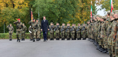 Abschreiten der Front: Ministerpräsident Hendrik Wüst, Generalmajor Andreas Henne, Stellvertreter des Befehlshabers des Territorialen Führungskommandos und Brigadegeneral Hans-Dieter Müller, Kommandeur des Landeskommandos Nordrhein-Westfalen, schreiten die Front ab.